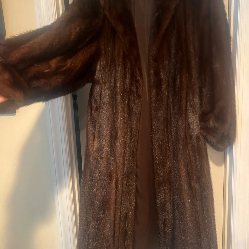 Luxurious Brown Fur Coat - Picture 4 of 17